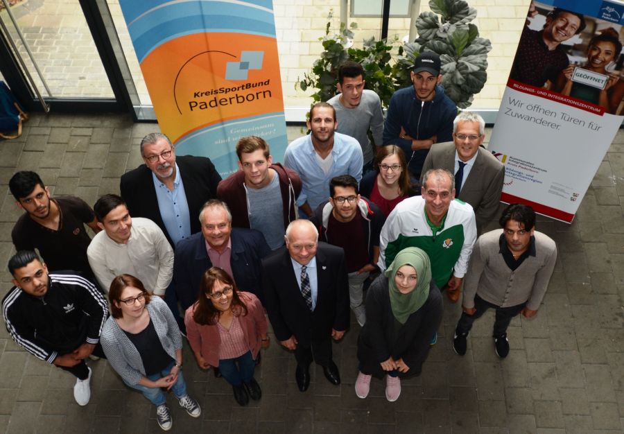 Die Schüler der Internationalen Klasse des Berufskollegs Schloß Neuhaus haben die Gruppenhelfer-Qualifizierung erfolgreich abgeschlossen. Der stellvertretende Landrat Hans-Bernd Janzen (vorne Mitte), KreisSportBund Präsident Diethelm Krause (2. Reihe, dritte von links) und Schulleiter Mattias Groß (dritte Reihe, rechts) haben die Zertifikate überreicht. Koordiniert wurde das Projekt von Katrin Neumann (Mitte, Kommunales Integrationszentrum) und Julia Meier (KreisSportBund; nicht auf dem Bild) gemeinsam mit den Lehrerinnen des Berufskollegs Schloß Neuhaus (vorne links). Umgesetzt wurde es von Marc Zander (Mitte, Referent) und Fabian Eßmann (Mitte, KreisSportBund). (Foto: Amt für Presse- und Öffentlichkeitsarbeit, Kreis Paderborn, Anna-Sophie Schindler)